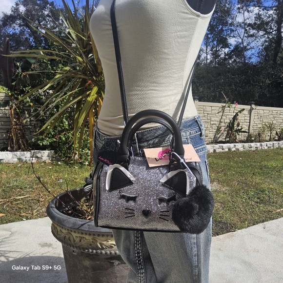 BETSEY JOHNSON BLACK n SILVER CAT BARREL CROSSBODY w/FLUFFY HEART TASSEL - Picture 3 of 6